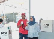 Ome Nyoblos di PSU Palopo Bareng Istri, Optimis Raih 45 Persen Suara
